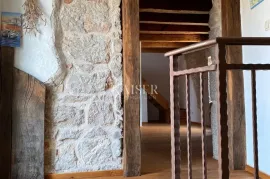 Otok Krk, Malinska- kamena kuća 120m2 s bazenom, Malinska-Dubašnica, Casa