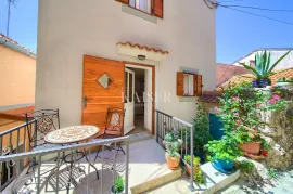 Otok Krk, Vrbnik- adaptirana kuća 72m2 u staroj jezgri Vrbnika, Vrbnik, House