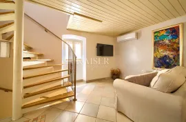 Otok Krk, Vrbnik- adaptirana kuća 72m2 u staroj jezgri Vrbnika, Vrbnik, House