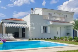 Luksuzna Vila s Bazenom u Središtu Vrsi – Blizina Mora, Privatnost i Elegancija, Nin, Famiglia