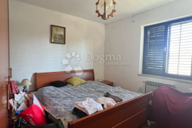 KUĆA SA POTENCIJALOM I VELIKOM OKUĆNICOM OD 2777 m2, Pićan, Casa