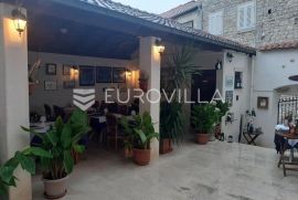 Otok Brač, kamena kuća s restoranom na vrhunskoj lokaciji, Supetar, Ev