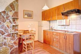 Vila sa dodatnim apartmanima te izuzetnim potencijalom, Pula, Σπίτι