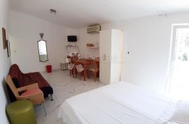 PRIMOŠTEN- KUĆA S 9 APARTMANA I TOP POGLEDOM, Primošten, بيت