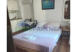 Renovirana kamena kuća sa 6 apartmana, drugi red uz more, Supetar, Ev