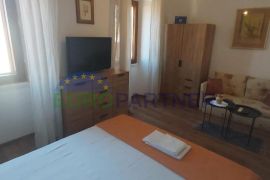 Renovirana kamena kuća sa 6 apartmana, drugi red uz more, Supetar, Ev