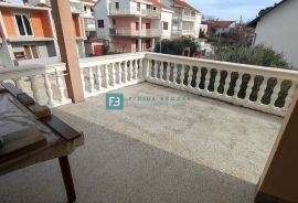 VODICE, samostojeća kuća s 12 apartmana, 350 m od plaže, garaža, Vodice, Famiglia