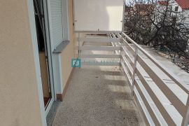 VODICE, samostojeća kuća s 12 apartmana, 350 m od plaže, garaža, Vodice, Famiglia