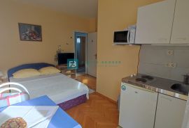 VODICE, samostojeća kuća s 12 apartmana, 350 m od plaže, garaža, Vodice, Famiglia