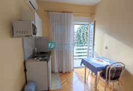 VODICE, samostojeća kuća s 12 apartmana, 350 m od plaže, garaža, Vodice, Famiglia