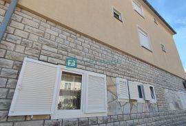 VODICE, samostojeća kuća s 12 apartmana, 350 m od plaže, garaža, Vodice, Famiglia