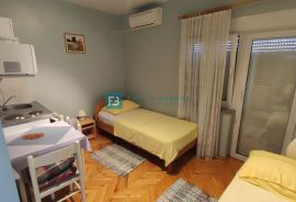 VODICE, samostojeća kuća s 12 apartmana, 350 m od plaže, garaža, Vodice, Famiglia