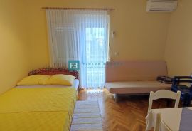 VODICE, samostojeća kuća s 12 apartmana, 350 m od plaže, garaža, Vodice, Famiglia