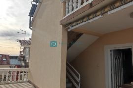 VODICE, samostojeća kuća s 12 apartmana, 350 m od plaže, garaža, Vodice, Famiglia