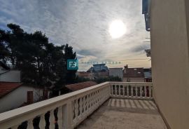 VODICE, samostojeća kuća s 12 apartmana, 350 m od plaže, garaža, Vodice, Famiglia