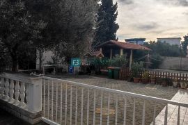 VODICE, samostojeća kuća s 12 apartmana, 350 m od plaže, garaža, Vodice, Famiglia