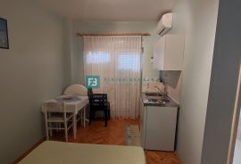 VODICE, samostojeća kuća s 12 apartmana, 350 m od plaže, garaža, Vodice, Famiglia