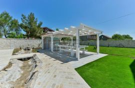 Kuća sa bazenom PRODAJA Benkovačko selo 240 m2, Benkovac, House