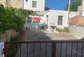 Kuća Pakoštane prodaja 84 m2+108 m2 okućnice, Pakoštane, Famiglia