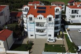 Apartmanska kuća s 10 app i bazen!, Zadar - Okolica, Дом