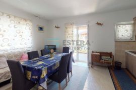 Kuće prodaja Ugljan 238 m2 + 112 m2 + velika okućnica, Preko, House