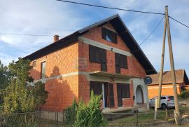 KUĆA S GOSPODARSKIM OBJEKTIMA PARUŽEVAC 400 m2 79.500 €, Dubrava, Famiglia