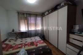 Na  prvom katu stambene zgrade u Puli prodaje se stan od 70 m2., Pula, Daire