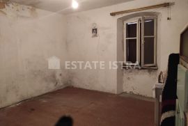 Na prodaju višeetažni stan za renovaciju u povijesnom centru Žminja, Žminj, Daire