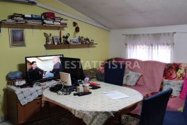 Prodaje se stan veličine 81 m2 u potkrovlju kuće samo 100 m od mora, Medulin, Appartment