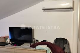 Prodaje se stan veličine 81 m2 u potkrovlju kuće samo 100 m od mora, Medulin, Appartment