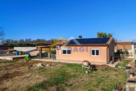 LOBORIKA PRIZEMNICA 50m2+DOZVOLA ZA DRUGU 120m2, Marčana, Haus