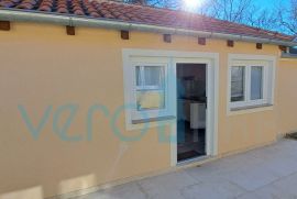 Uvala Soline, otok Krk, tri apartmana u prizemlju, okućnica, prodaja, Dobrinj, Haus