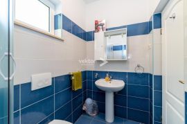 Labin, prizemnica s bazenom i 9.400m2 okućnice, Labin, House