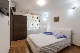 Labin, prizemnica s bazenom i 9.400m2 okućnice, Labin, House