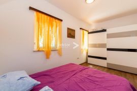 Labin, prizemnica s bazenom i 9.400m2 okućnice, Labin, House