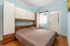 Labin, prizemnica s bazenom i 9.400m2 okućnice, Labin, House