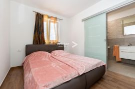 Labin, prizemnica s bazenom i 9.400m2 okućnice, Labin, House