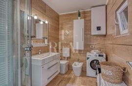 Rovinj prekrasna prizemnica 120m2 u zelenilu sa bazenom !, Rovinj, Дом