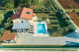 Rovinj prekrasna prizemnica 120m2 u zelenilu sa bazenom !, Rovinj, Дом