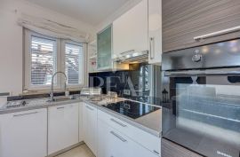 Rovinj prekrasna prizemnica 120m2 u zelenilu sa bazenom !, Rovinj, Дом