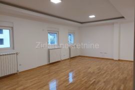 U centru Inđije, veoma lep i svetao stan 80m2, Inđija, Daire