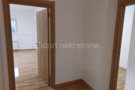 U centru Inđije, veoma lep i svetao stan 80m2, Inđija, Daire