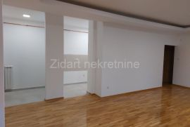 U centru Inđije, veoma lep i svetao stan 80m2, Inđija, Daire