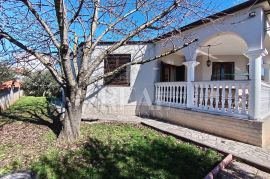 Pula obiteljska kuća 181m2, 3S+DB ,mirna lokacija !, Pula, Casa