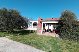 Pula obiteljska kuća 181m2, 3S+DB ,mirna lokacija !, Pula, Casa