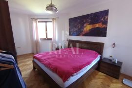 Pula obiteljska kuća 181m2, 3S+DB ,mirna lokacija !, Pula, Casa