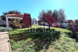 Pula obiteljska kuća 181m2, 3S+DB ,mirna lokacija !, Pula, Casa