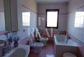 Pula obiteljska kuća 181m2, 3S+DB ,mirna lokacija !, Pula, Casa