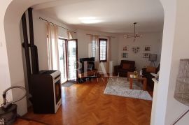 Pula obiteljska kuća 181m2, 3S+DB ,mirna lokacija !, Pula, Casa