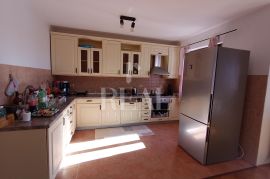 Pula obiteljska kuća 181m2, 3S+DB ,mirna lokacija !, Pula, Casa